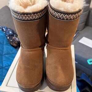 Ugg Big Kids Classic Short TrailGazer boot- Size 2 girls- Chestnut